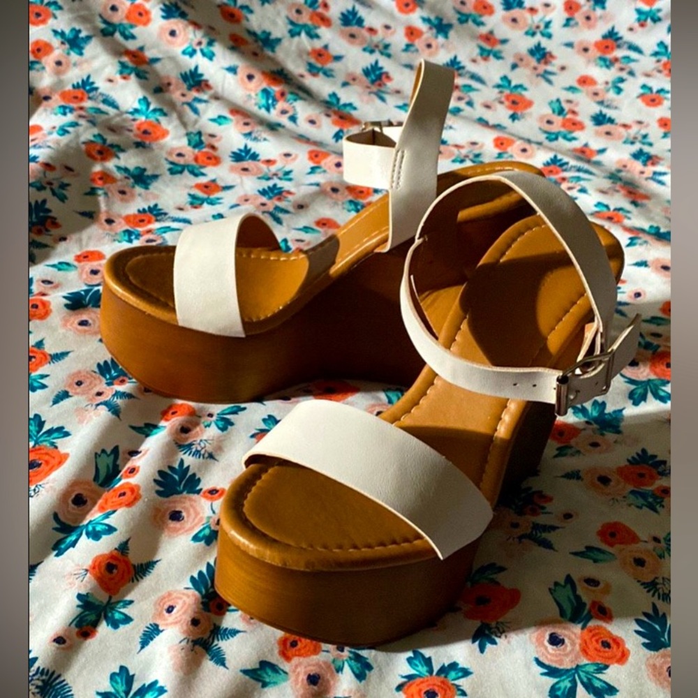 high heel wedges! Size 6
Price $20 (originally was $35)
Brand: Forever 21
